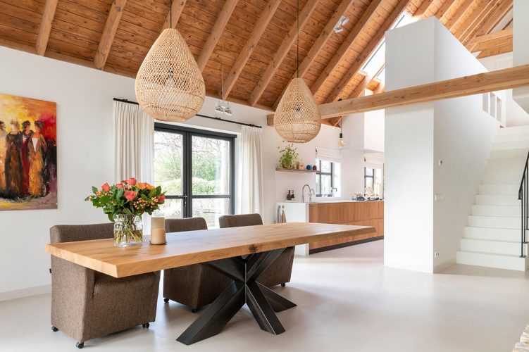 Massief eikenhouten boomstamtafel met stalen kruispoot