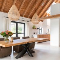 Massief eikenhouten boomstamtafel met stalen kruispoot