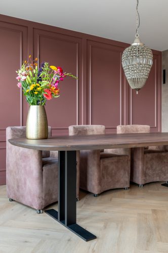 Notenhouten Deens ovale tafel met Gerrit onderstel