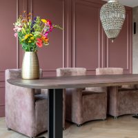 Notenhouten Deens ovale tafel met Gerrit onderstel