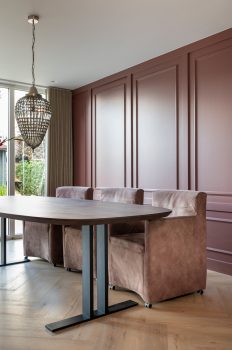 Notenhouten Deens ovale tafel met Gerrit onderstel