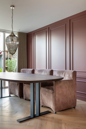 Notenhouten Deens ovale tafel met Gerrit onderstel