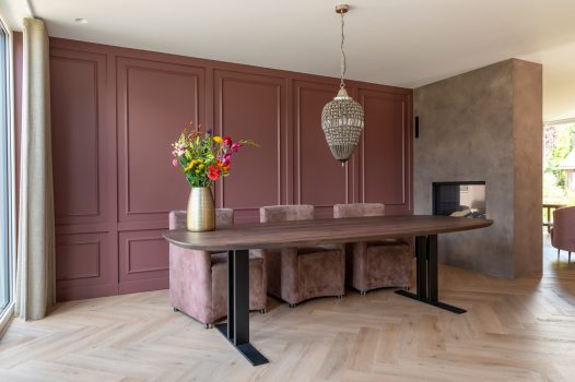 Notenhouten Deens ovale tafel met Gerrit onderstel
