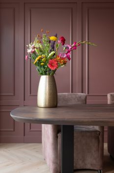 Notenhouten Deens ovale tafel met Gerrit onderstel