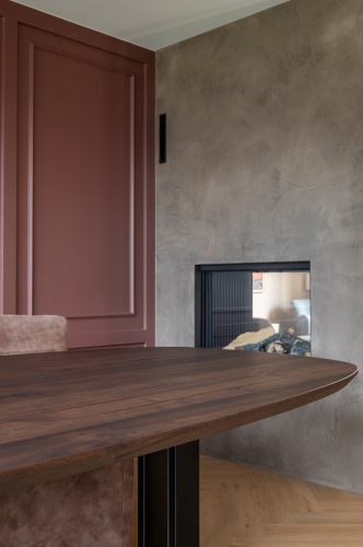 Notenhouten Deens ovale tafel met Gerrit onderstel