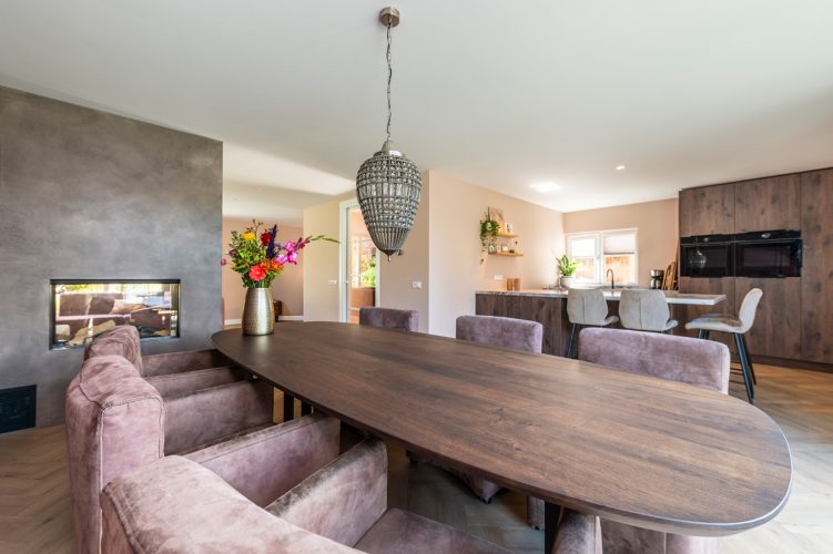 Notenhouten Deens ovale tafel met Gerrit onderstel