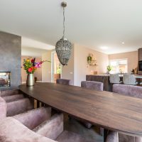 Notenhouten Deens ovale tafel met Gerrit onderstel