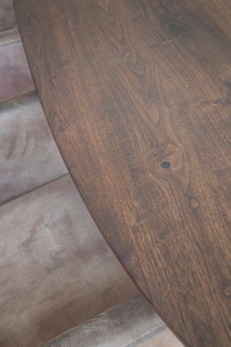Notenhouten Deens ovale tafel met Gerrit onderstel