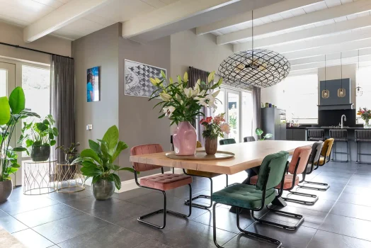 Rustiek-eiken-boomstamtafel-Stalen-onderstel-Kruispoot-Onevenwijdig