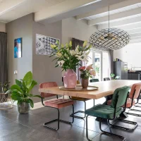 Rustiek-eiken-boomstamtafel-Stalen-onderstel-Kruispoot-Onevenwijdig