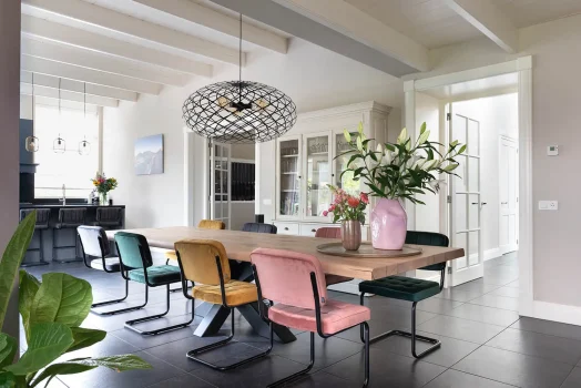 Rustiek-eiken-boomstamtafel-Stalen-onderstel-Kruispoot-Onevenwijdig