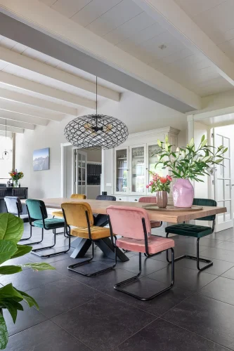 Rustiek-eiken-boomstamtafel-Stalen-onderstel-Kruispoot-Onevenwijdig