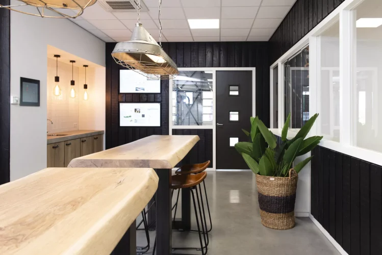 Rustiek-eiken-boomstamtafel-Stalen-onderstel-U