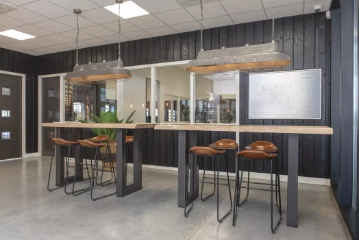 Rustiek-eiken-boomstamtafel-Stalen-onderstel-U