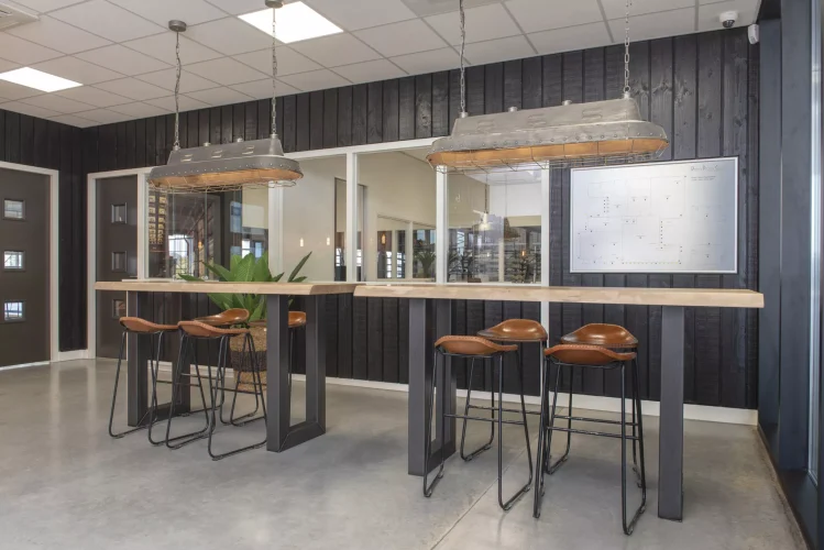 Rustiek-eiken-boomstamtafel-Stalen-onderstel-U