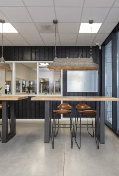 Rustiek-eiken-boomstamtafel-Stalen-onderstel-U