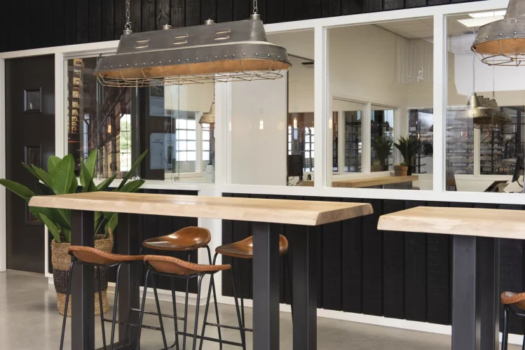 Rustiek-eiken-boomstamtafel-Stalen-onderstel-U