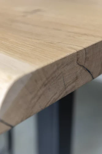 Rustiek-eiken-boomstamtafel-Stalen-onderstel-U