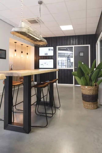 Rustiek-eiken-boomstamtafel-Stalen-onderstel-U