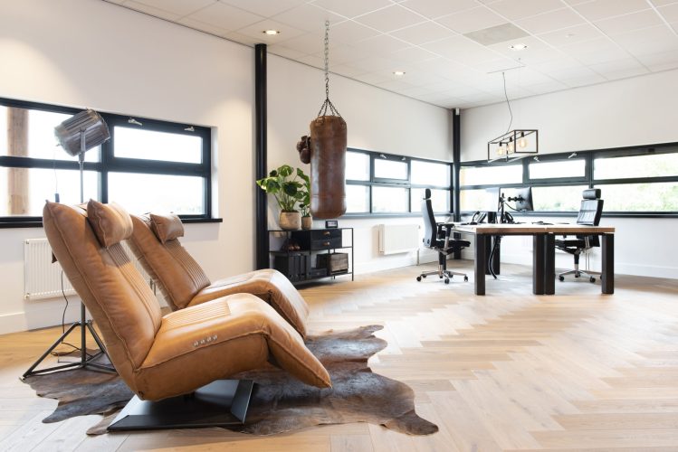 Rustiek-eiken-tafel-Stalen-onderstel-Zwevend