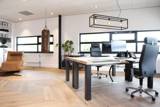 Rustiek-eiken-tafel-Stalen-onderstel-Zwevend