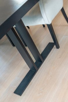 Rustiek eiken zwarte tafel - Stalen onderstel - Gerrit