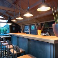 Stalen bar met rustiek eiken blad
