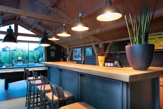 Stalen bar met rustiek eiken blad