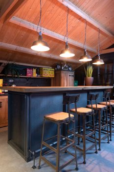 Stalen bar met rustiek eiken blad