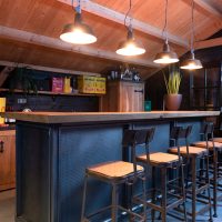 Stalen bar met rustiek eiken blad