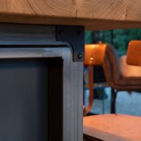 Stalen bar met rustiek eiken blad