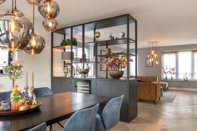 Stalen vakkenkast met ingebouwde wijnkoelkast