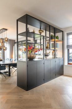 Stalen vakkenkast met ingebouwde wijnkoelkast