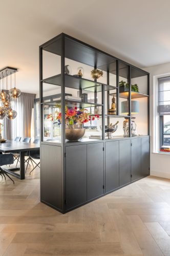 Stalen vakkenkast met ingebouwde wijnkoelkast