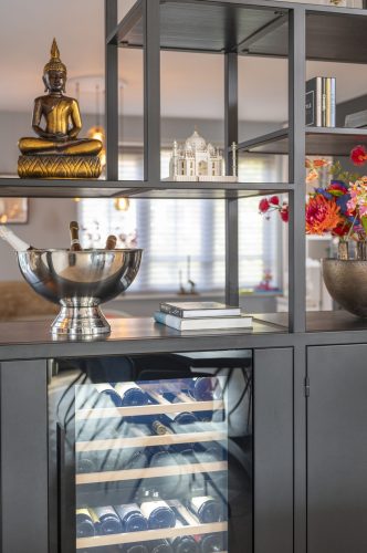 Stalen vakkenkast met ingebouwde wijnkoelkast