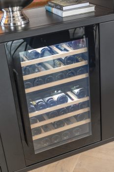 Stalen vakkenkast met ingebouwde wijnkoelkast