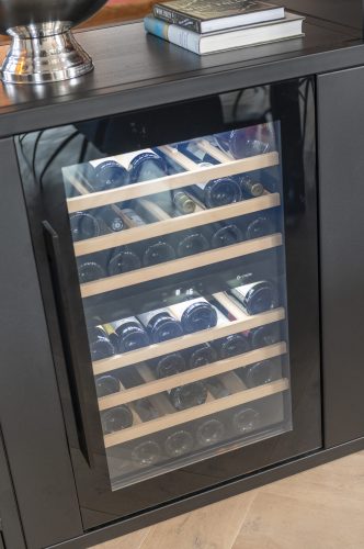 Stalen vakkenkast met ingebouwde wijnkoelkast