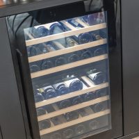 Stalen vakkenkast met ingebouwde wijnkoelkast