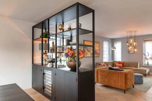 Stalen vakkenkast met ingebouwde wijnkoelkast