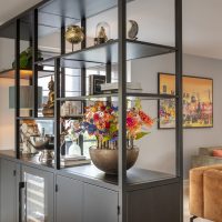 Stalen vakkenkast met ingebouwde wijnkoelkast