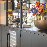 Stalen vakkenkast met ingebouwde wijnkoelkast