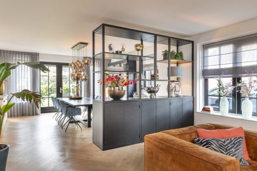 Stalen vakkenkast met ingebouwde wijnkoelkast