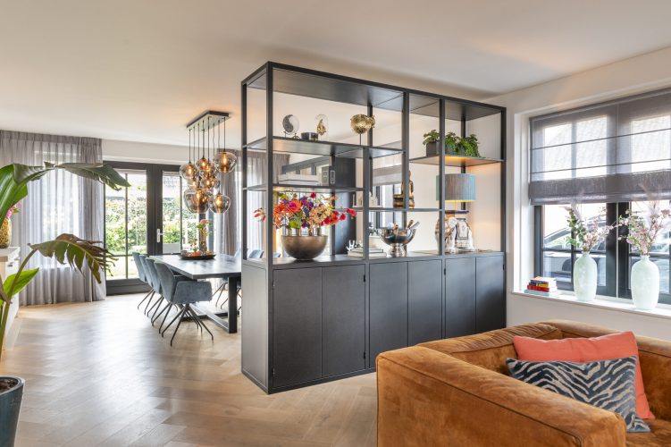 Stalen vakkenkast met ingebouwde wijnkoelkast