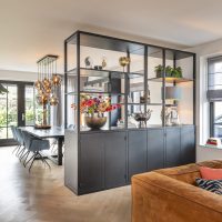 Stalen vakkenkast met ingebouwde wijnkoelkast