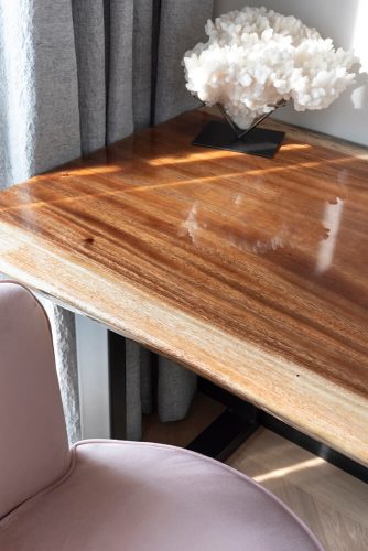 Suarhouten boomstamtafel met epoxy - Stalen onderstel - U