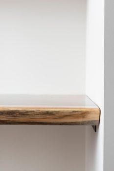 Suarhouten boomstamtafel met epoxy - Stalen onderstel - U